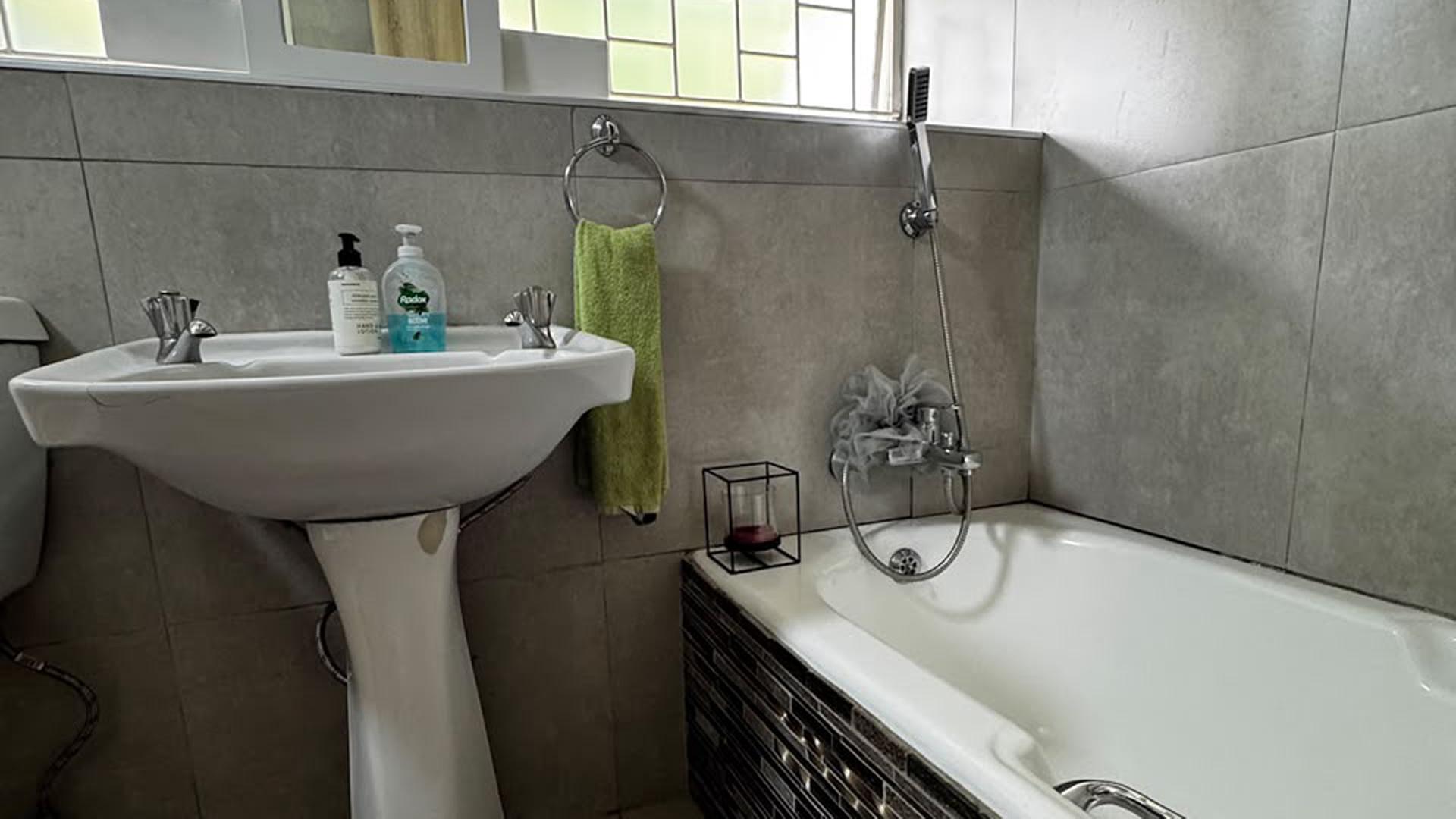Bathroom 1 of property in Weltevreden Park