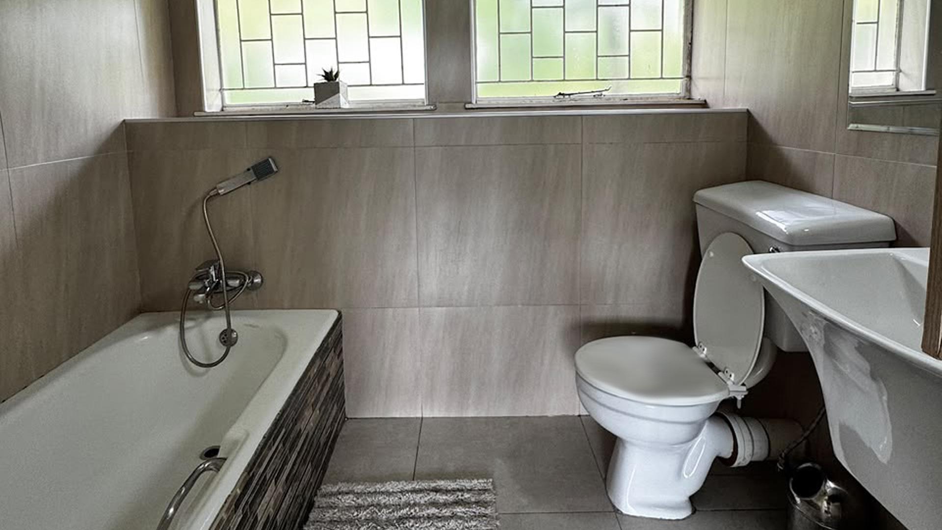 Main Bathroom of property in Weltevreden Park
