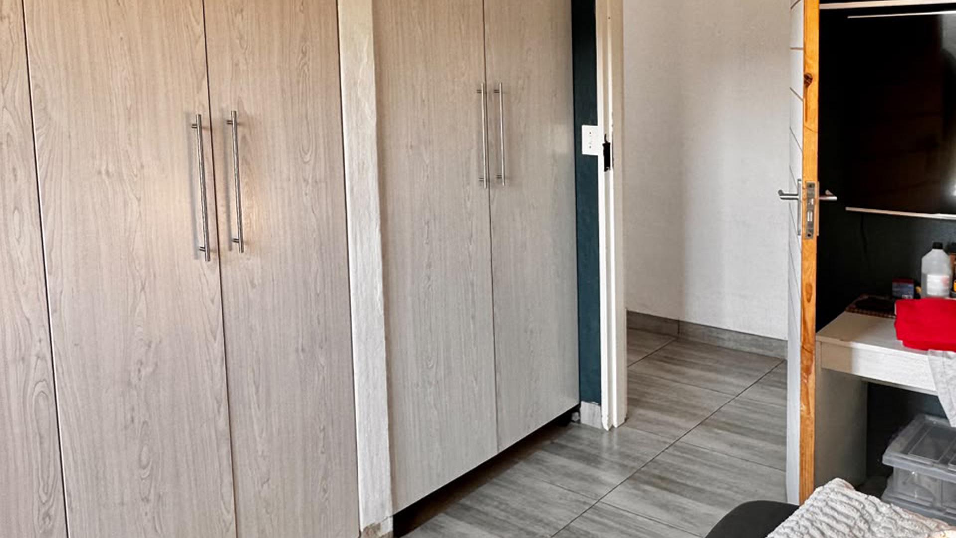 Bed Room 2 of property in Weltevreden Park