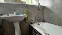 Bathroom 1 of property in Weltevreden Park