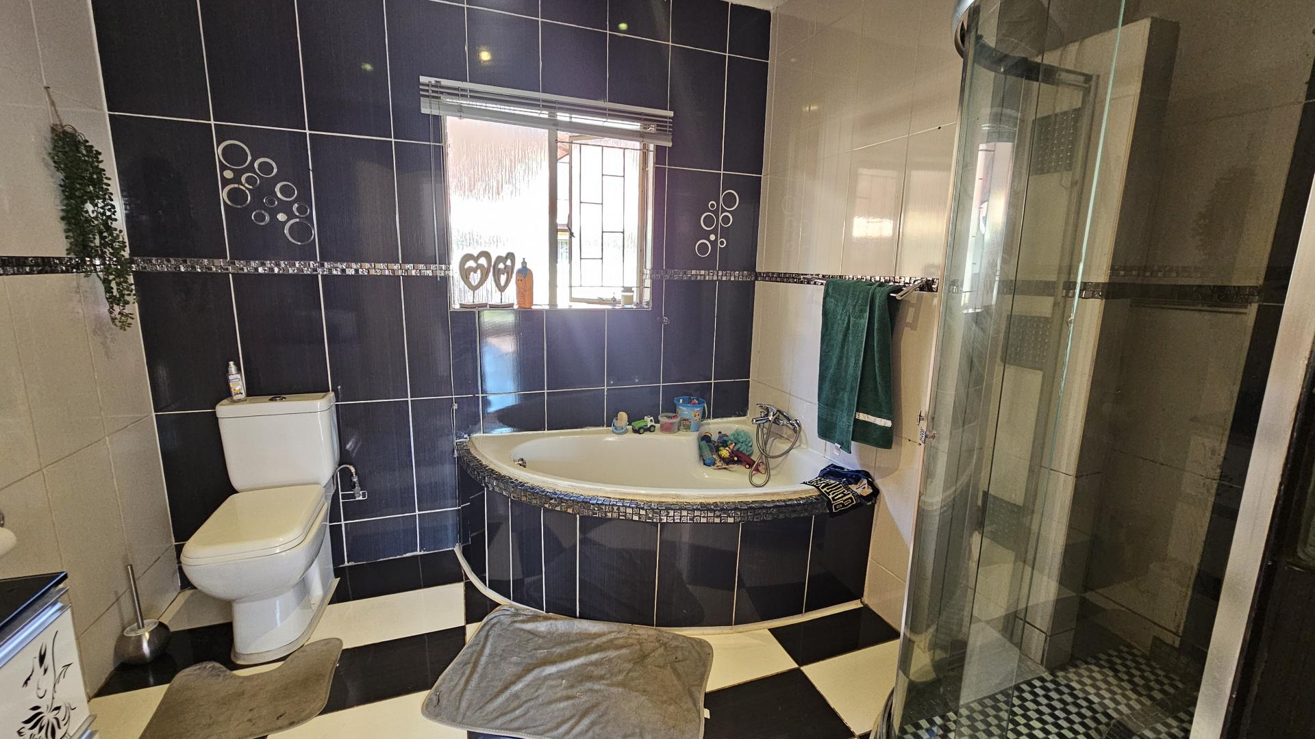 Bathroom 3+ of property in Vanderbijlpark