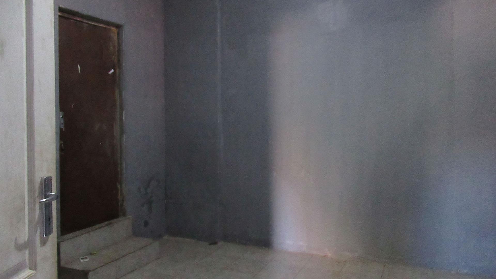 Bed Room 3 - 18 square meters of property in Bezuidenhout Valley