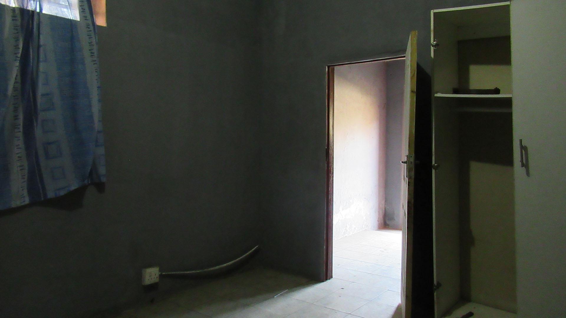 Bed Room 3 - 18 square meters of property in Bezuidenhout Valley