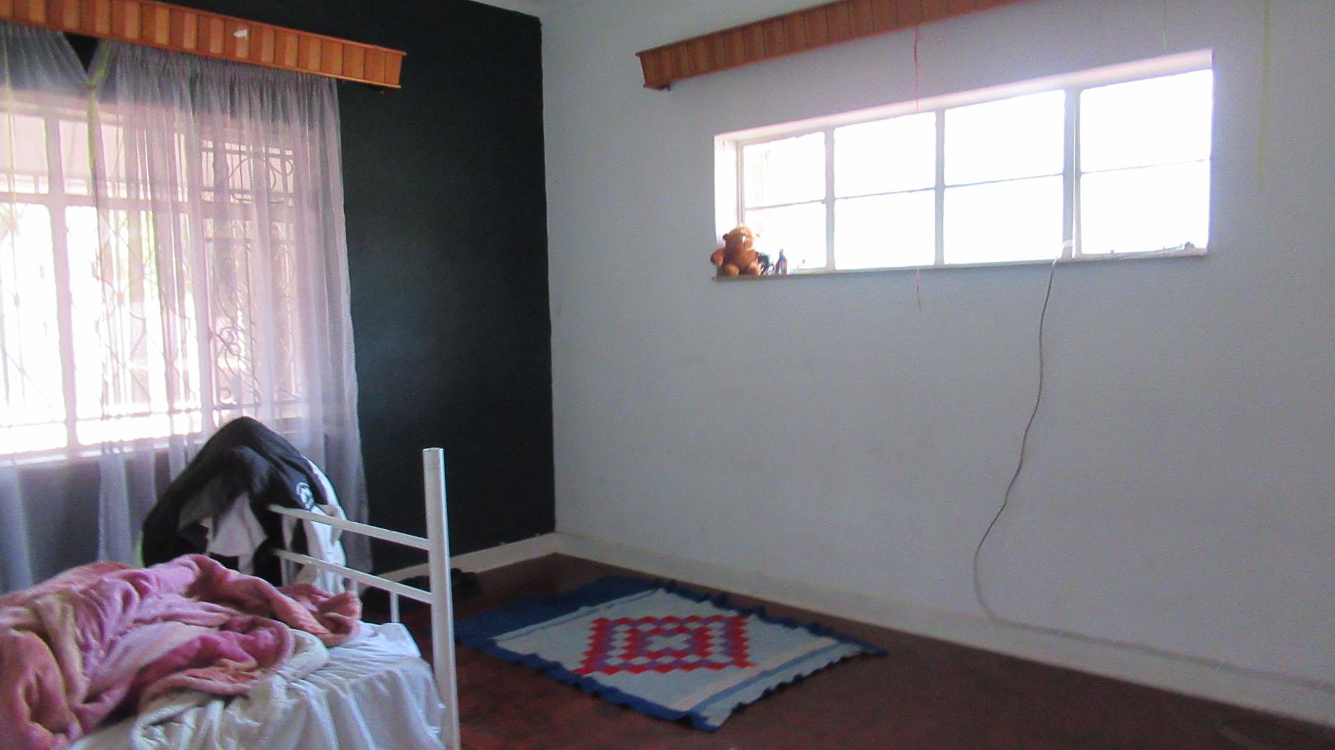 Bed Room 1 - 19 square meters of property in Bezuidenhout Valley