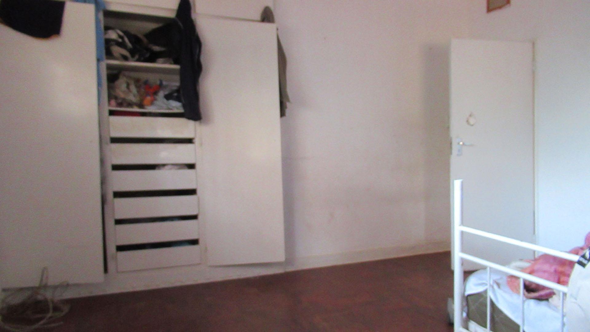 Bed Room 1 - 19 square meters of property in Bezuidenhout Valley