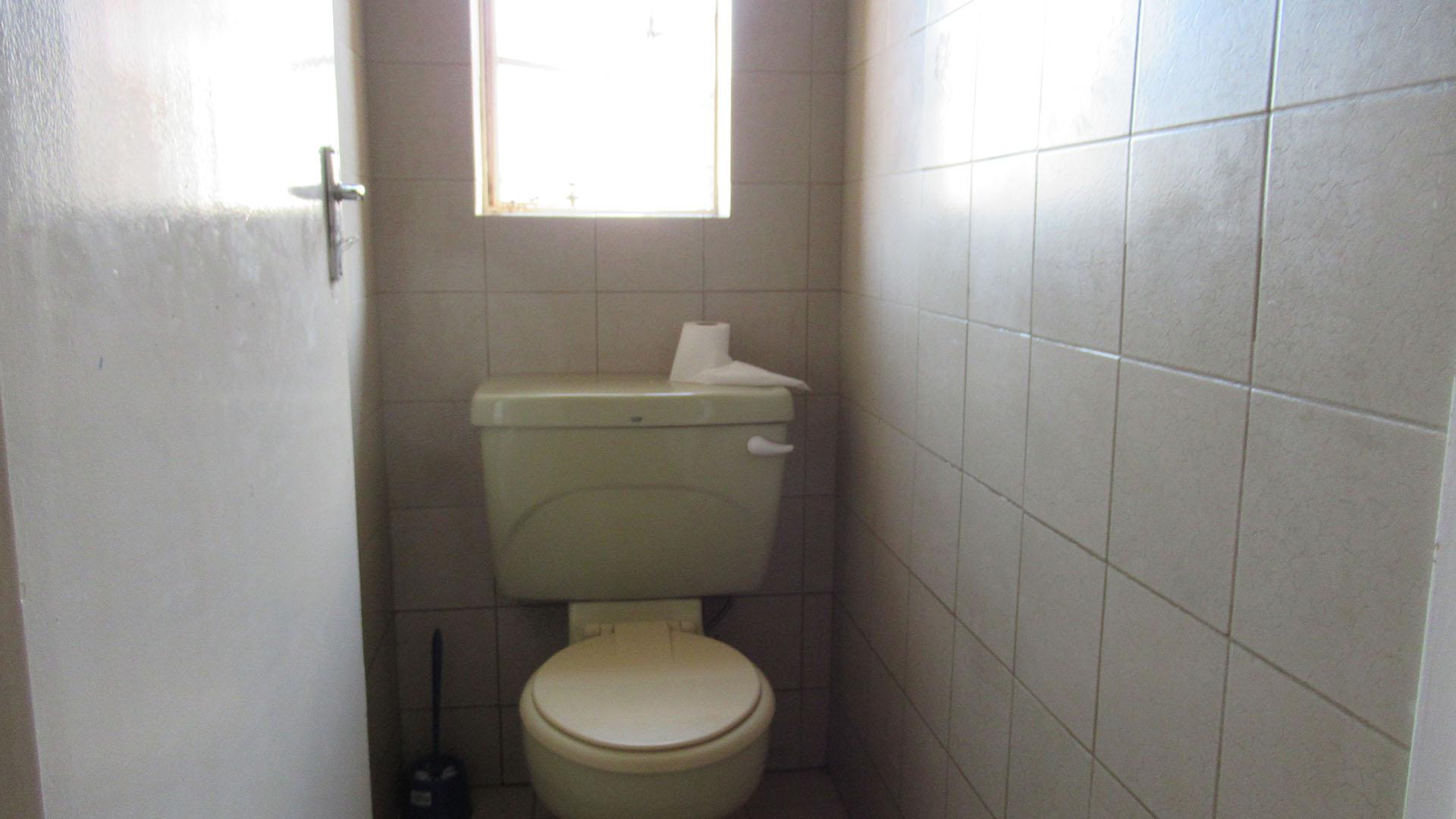 Bathroom 1 - 2 square meters of property in Bezuidenhout Valley
