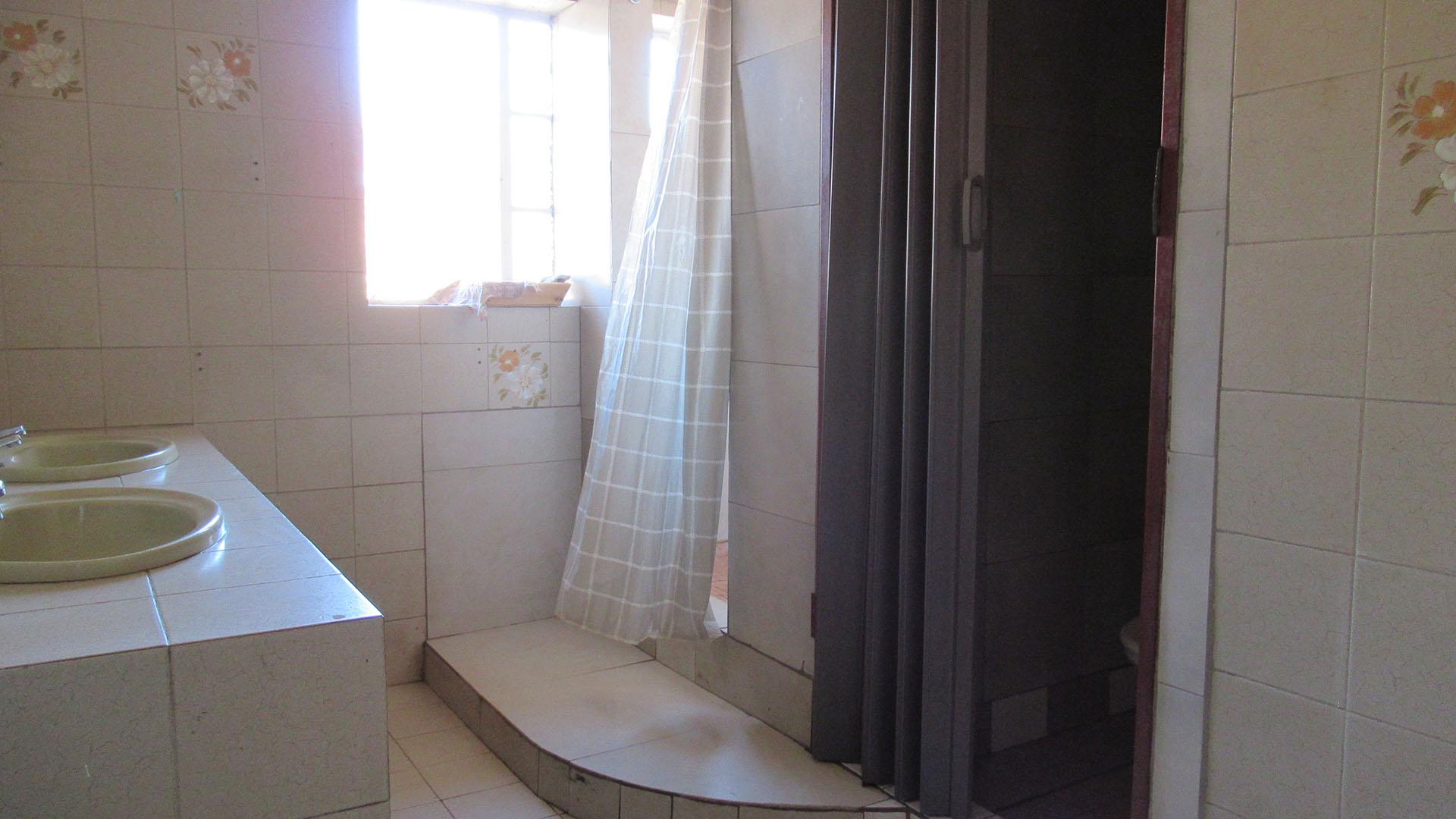 Bathroom 2 - 8 square meters of property in Bezuidenhout Valley