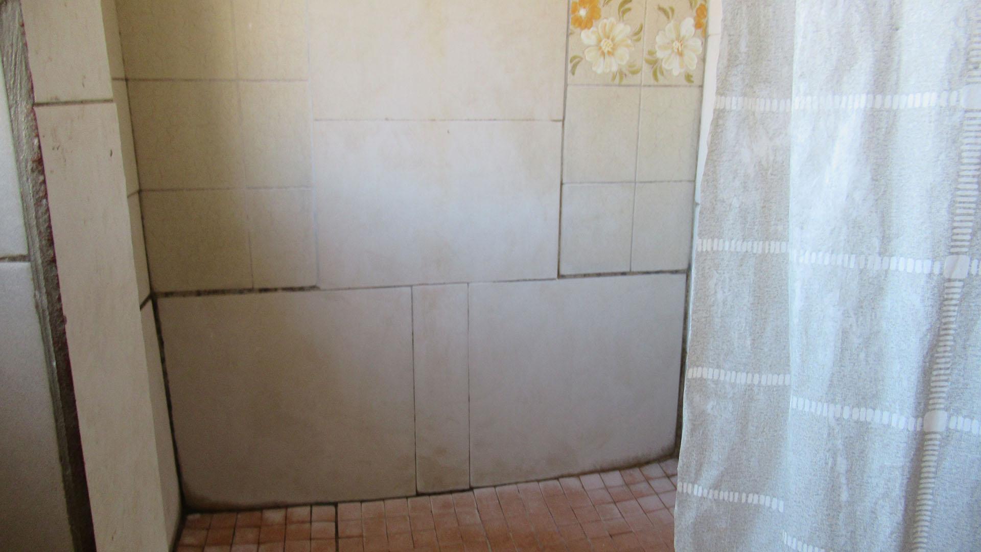 Bathroom 2 - 8 square meters of property in Bezuidenhout Valley