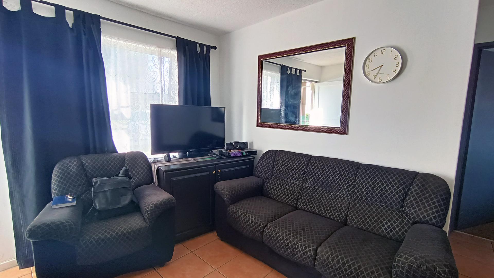 Lounges - 13 square meters of property in Costa Da Gama