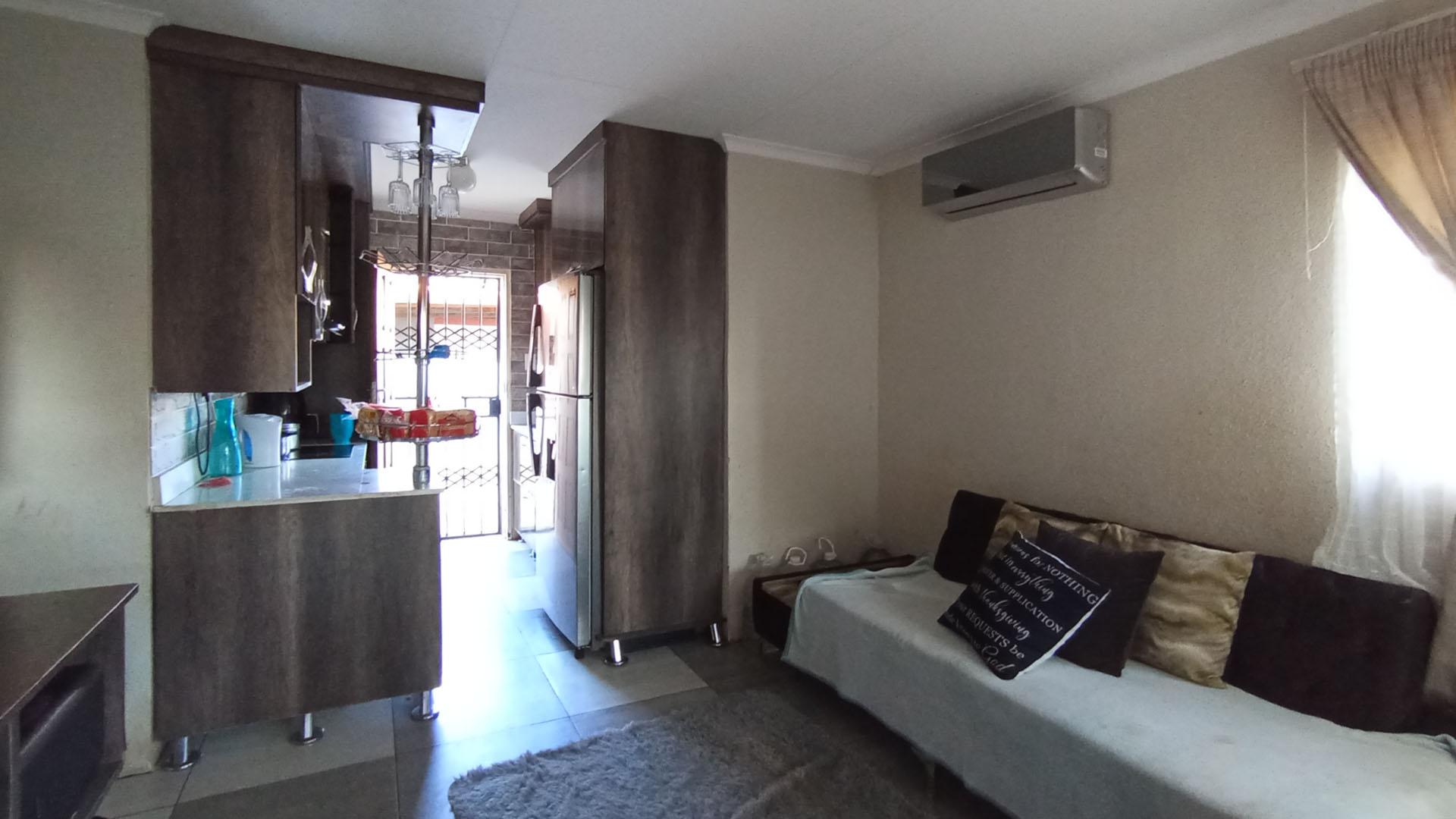 Lounges - 13 square meters of property in Gem Valley