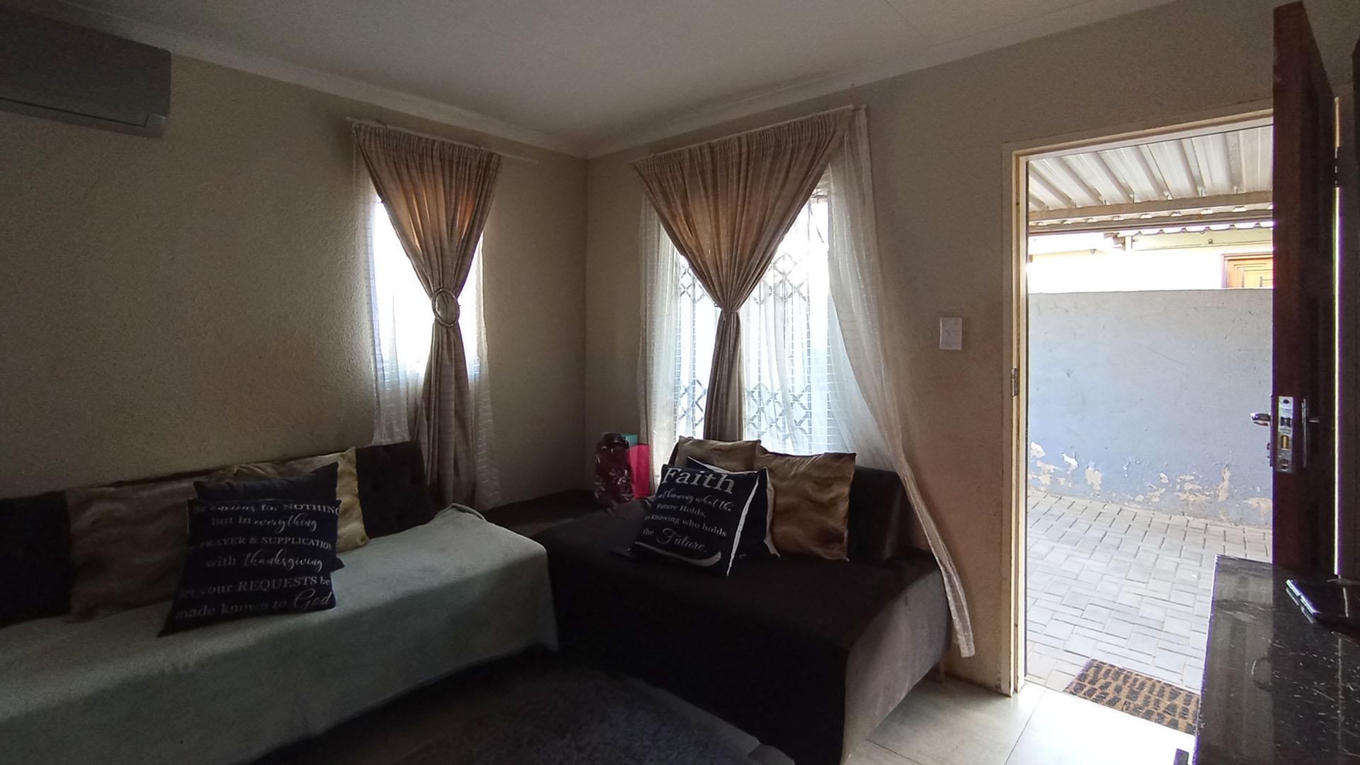 Lounges - 13 square meters of property in Gem Valley