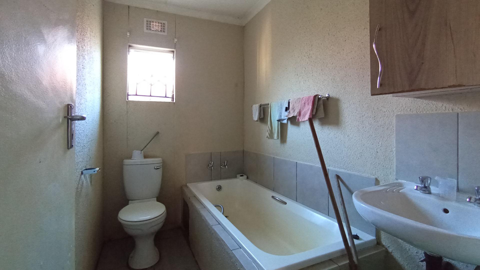 Bathroom 1 - 5 square meters of property in Gem Valley
