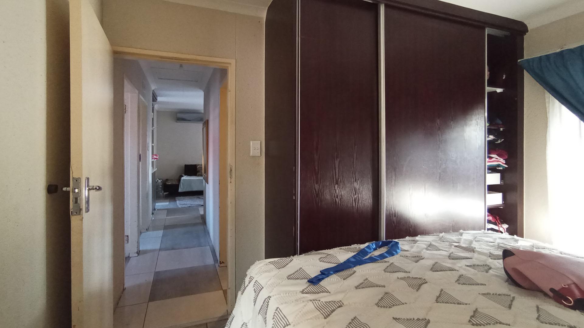Main Bedroom - 11 square meters of property in Gem Valley