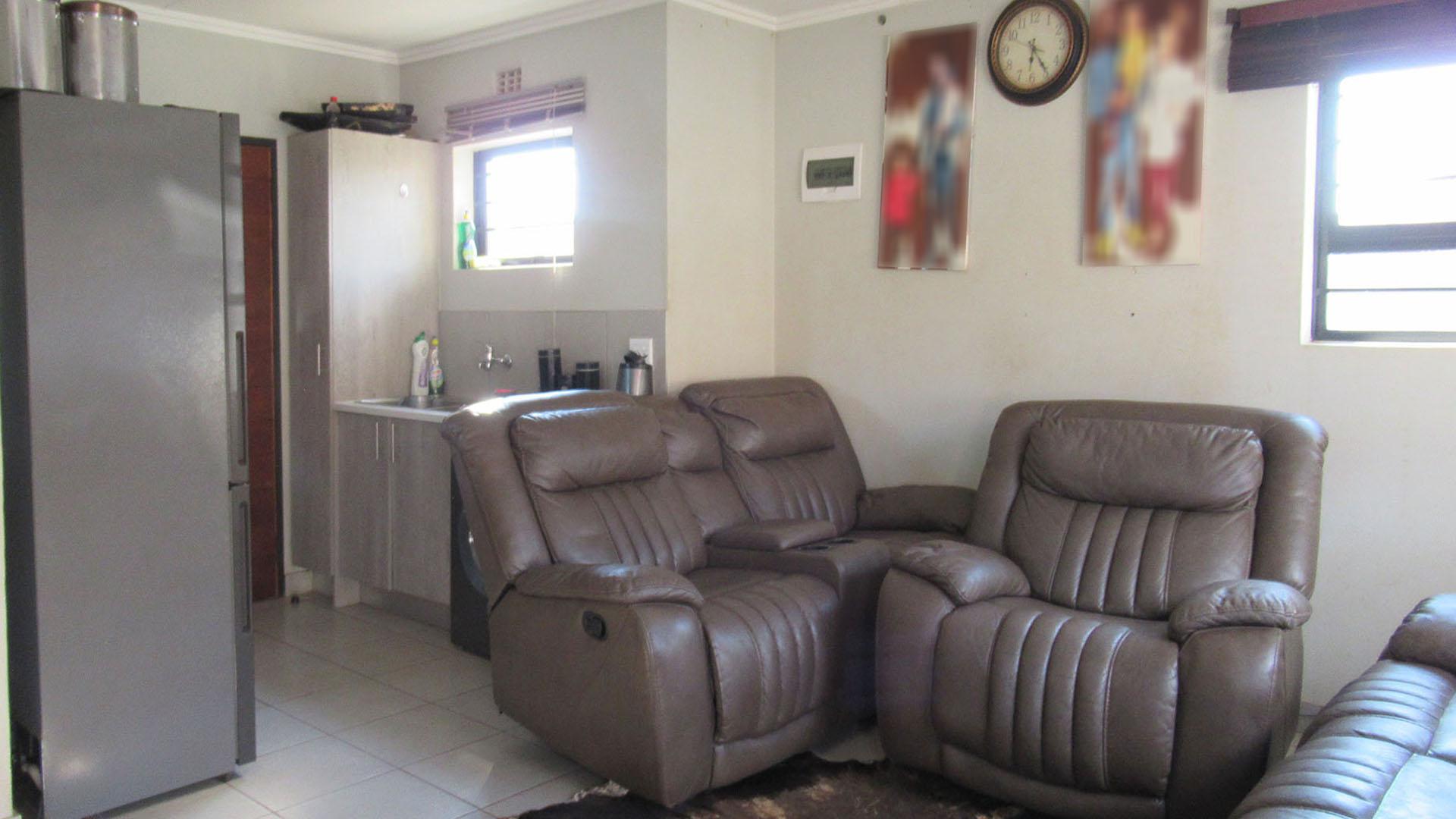 Lounges - 20 square meters of property in Protea Glen