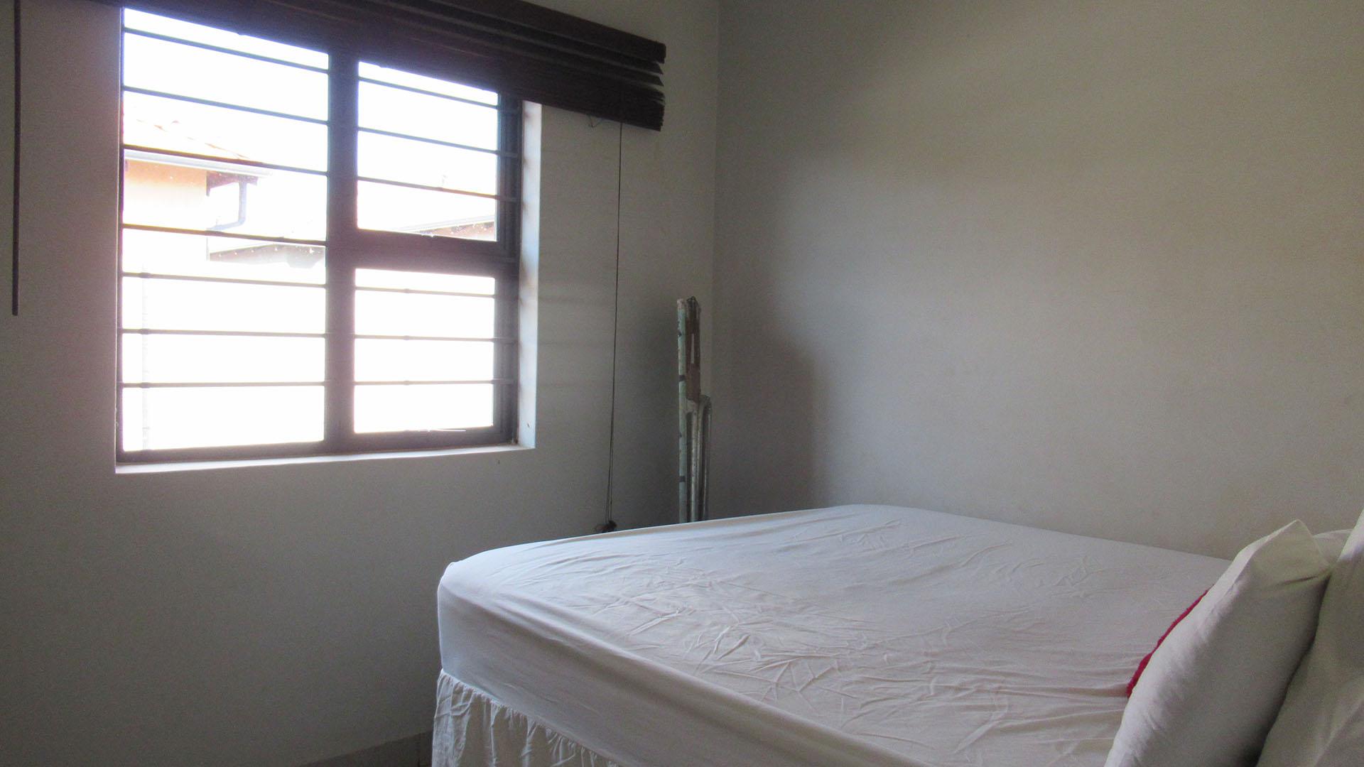 Bed Room 1 - 11 square meters of property in Protea Glen