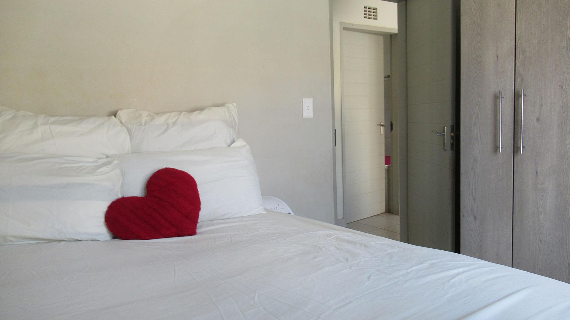 Bed Room 1 - 11 square meters of property in Protea Glen