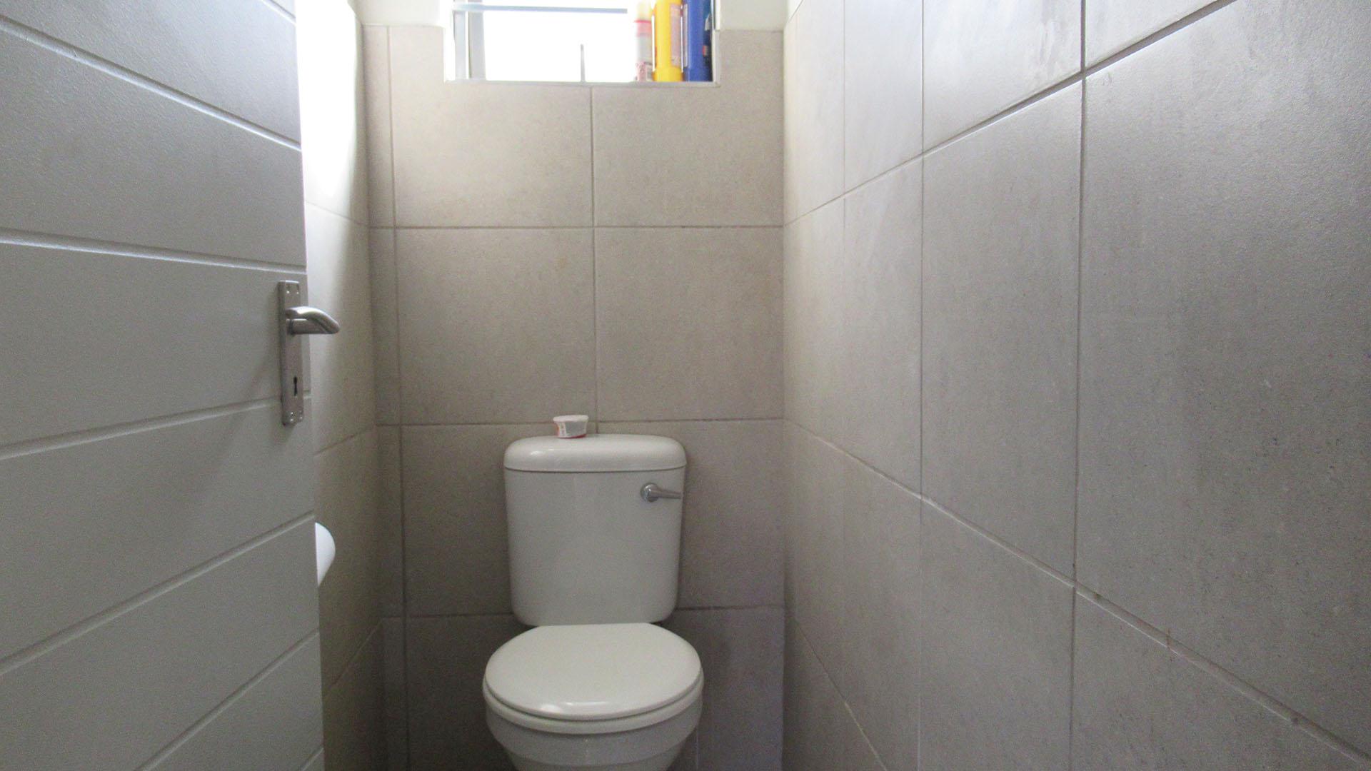 Bathroom 1 - 2 square meters of property in Protea Glen