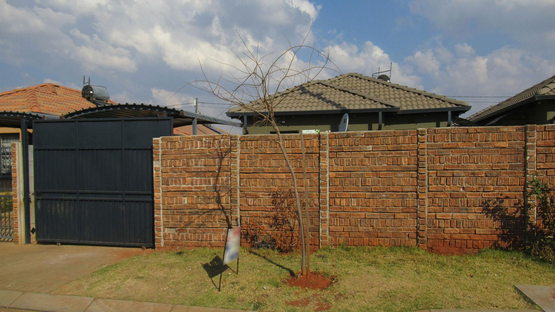 Front View of property in Protea Glen
