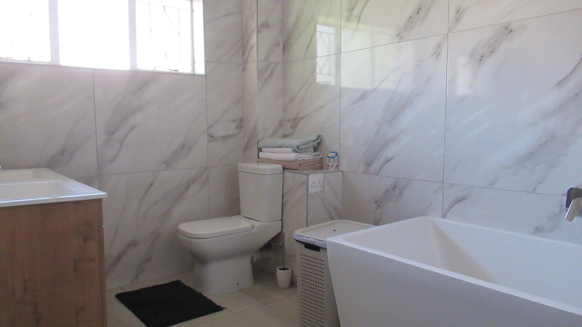 Bathroom 1 - 11 square meters of property in Sandown