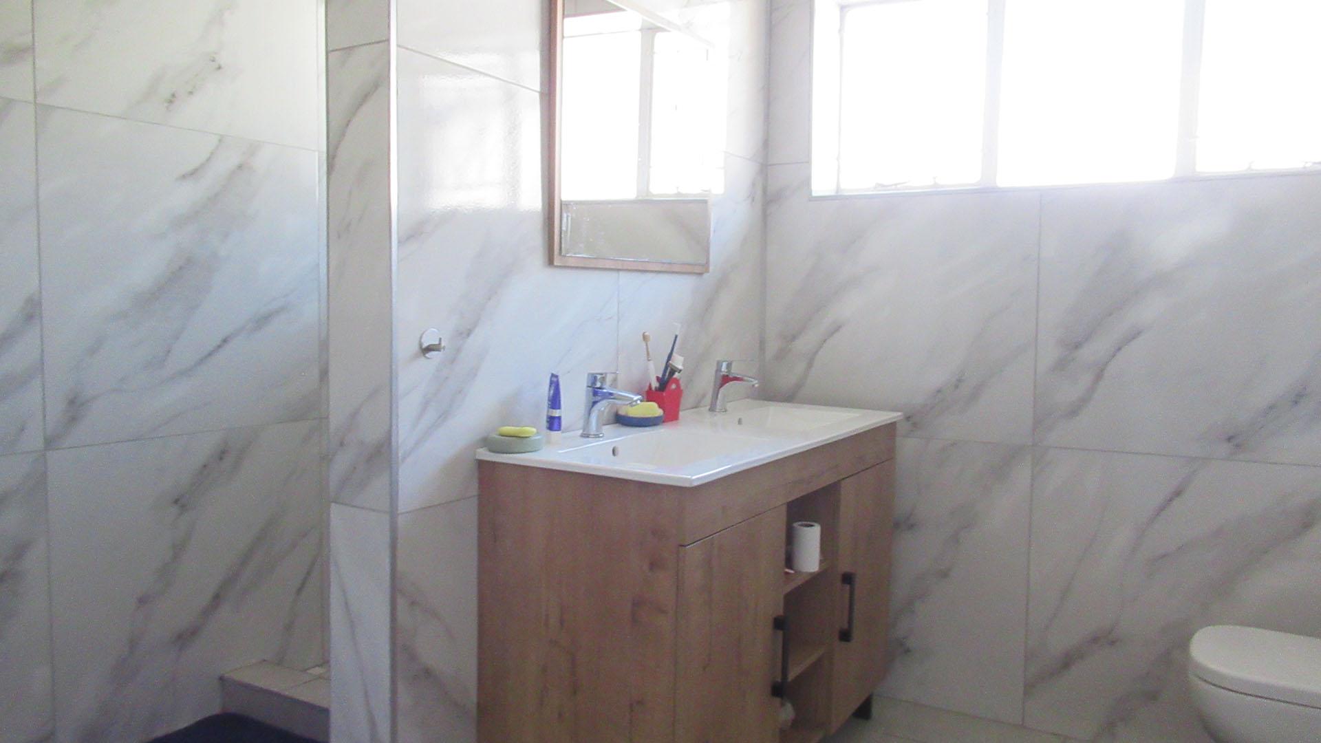 Bathroom 1 - 11 square meters of property in Sandown