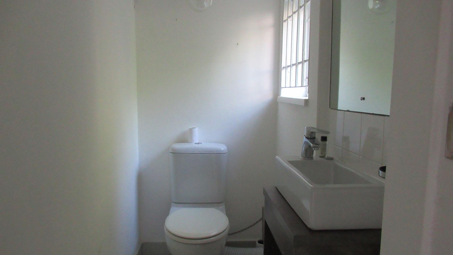 Guest Toilet - 2 square meters of property in Sandown