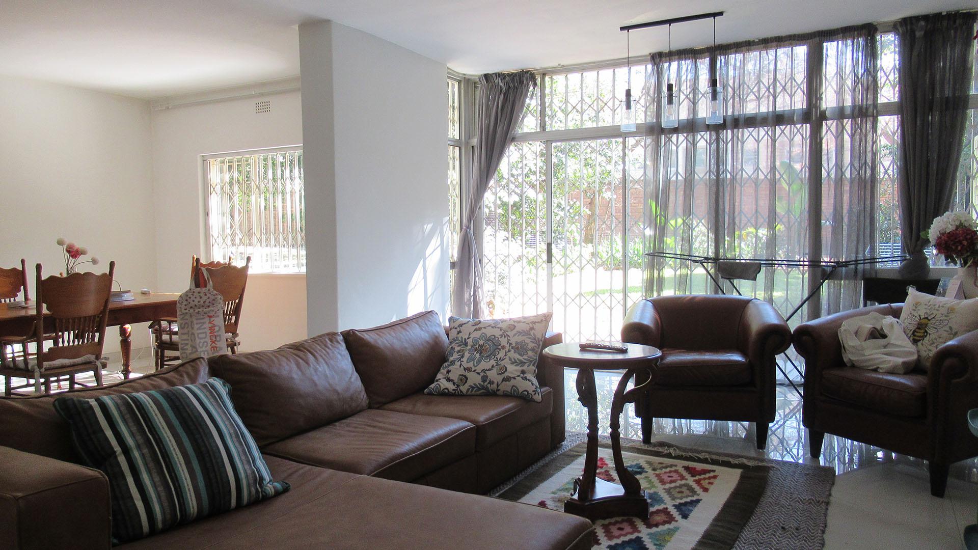 Lounges - 30 square meters of property in Sandown