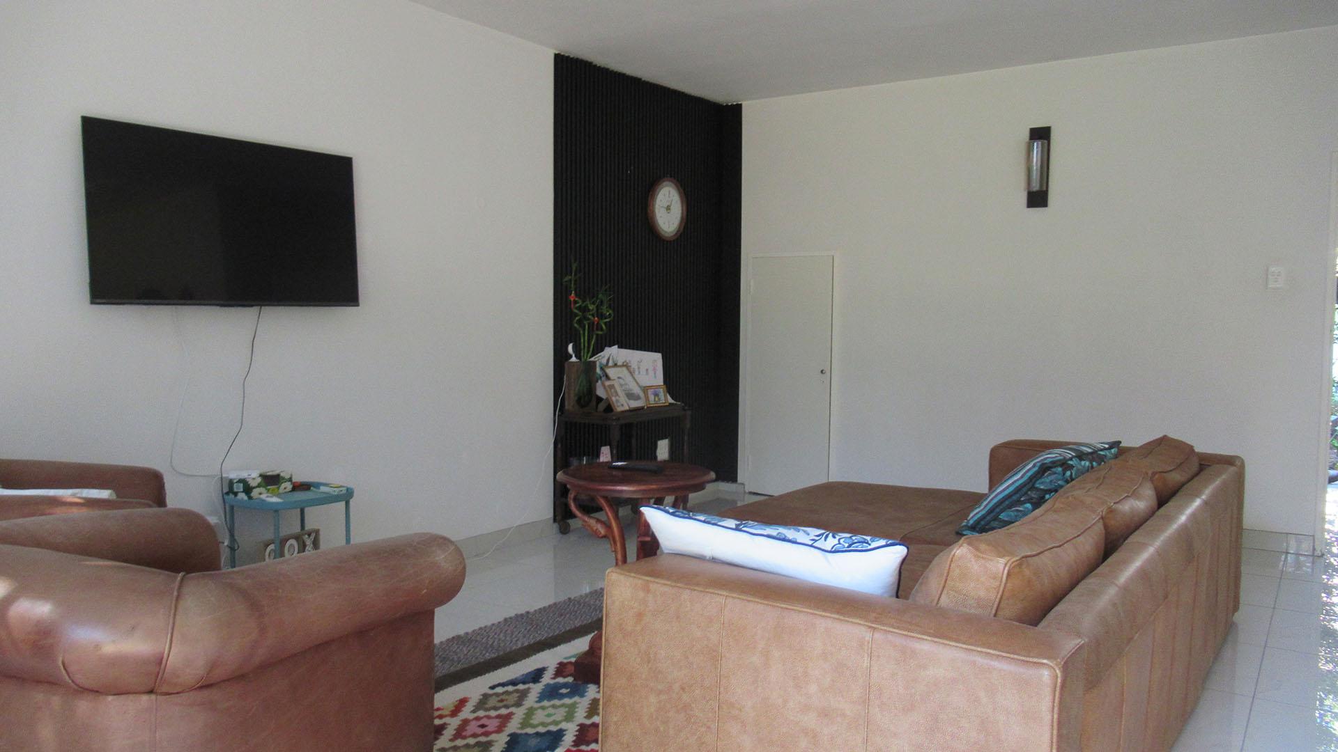Lounges - 30 square meters of property in Sandown
