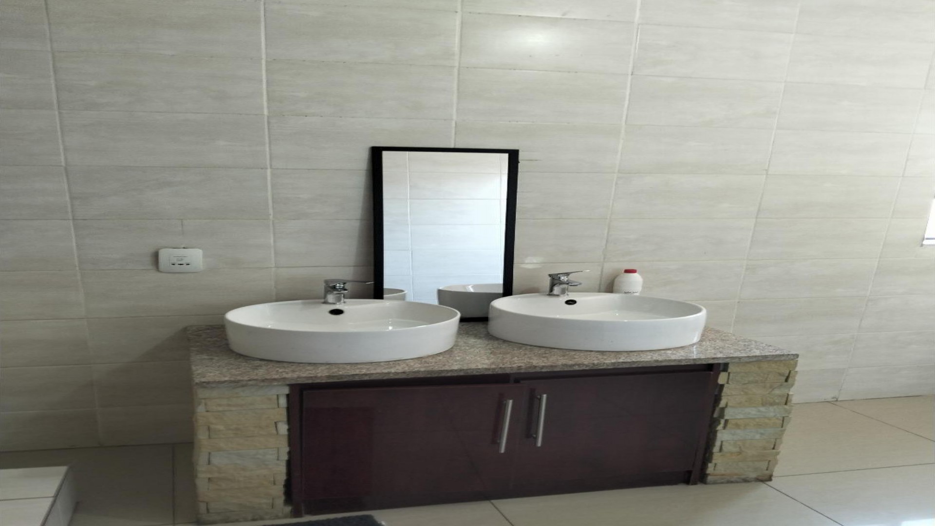 Bathroom 1 of property in Lotus Gardens