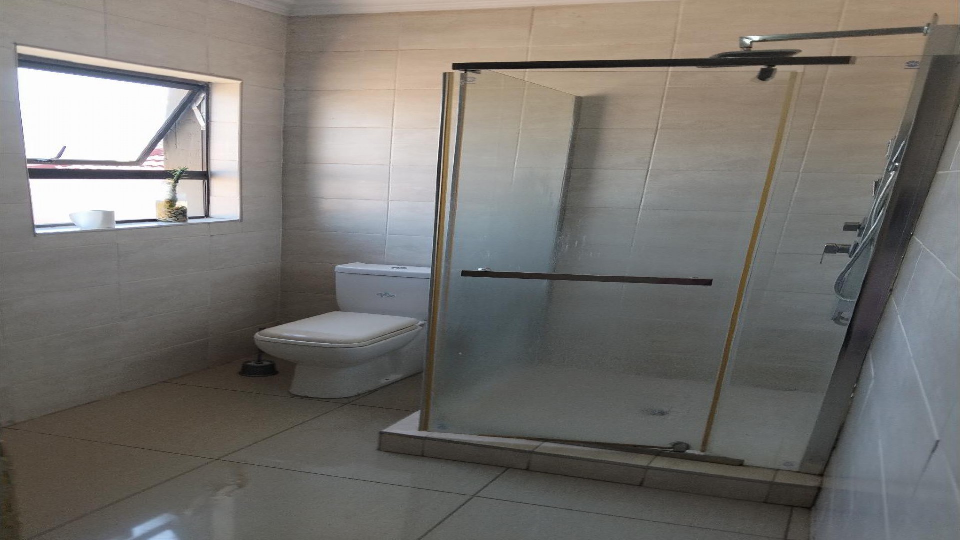 Bathroom 1 of property in Lotus Gardens