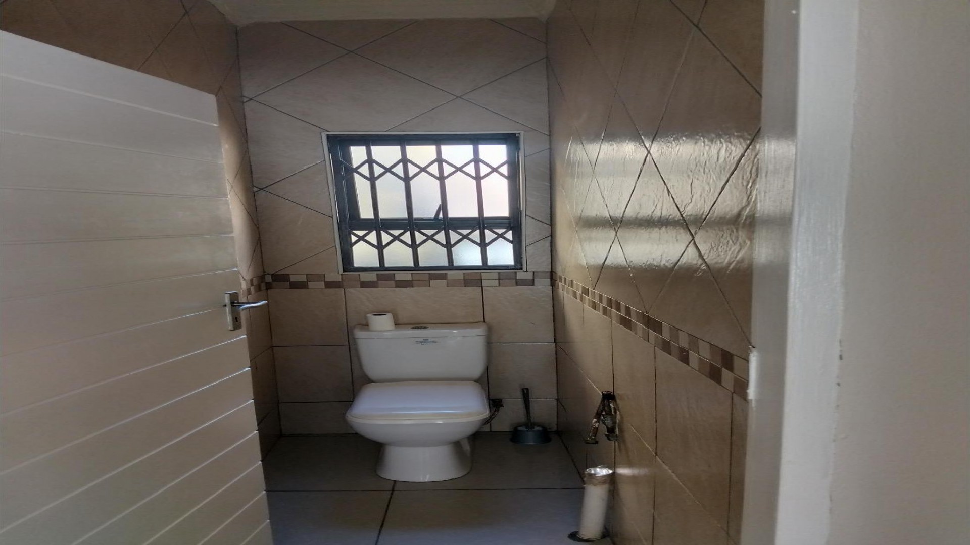 Bathroom 2 of property in Lotus Gardens