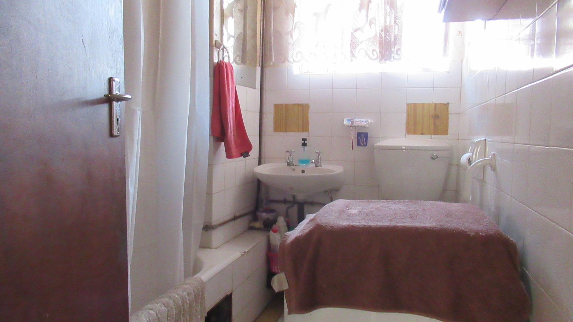 Bathroom 1 - 6 square meters of property in Vanderbijlpark