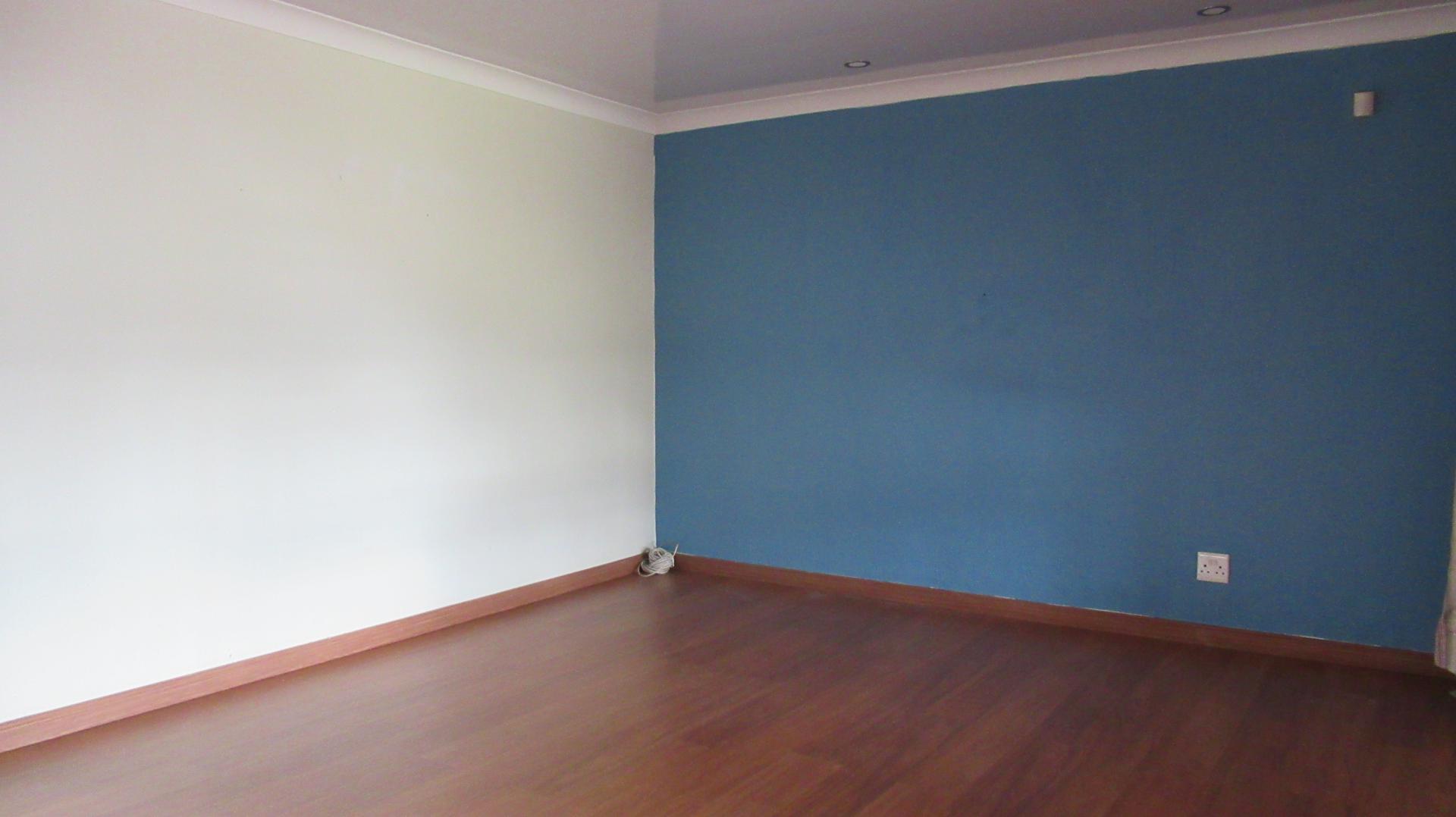Lounges - 66 square meters of property in Helderkruin