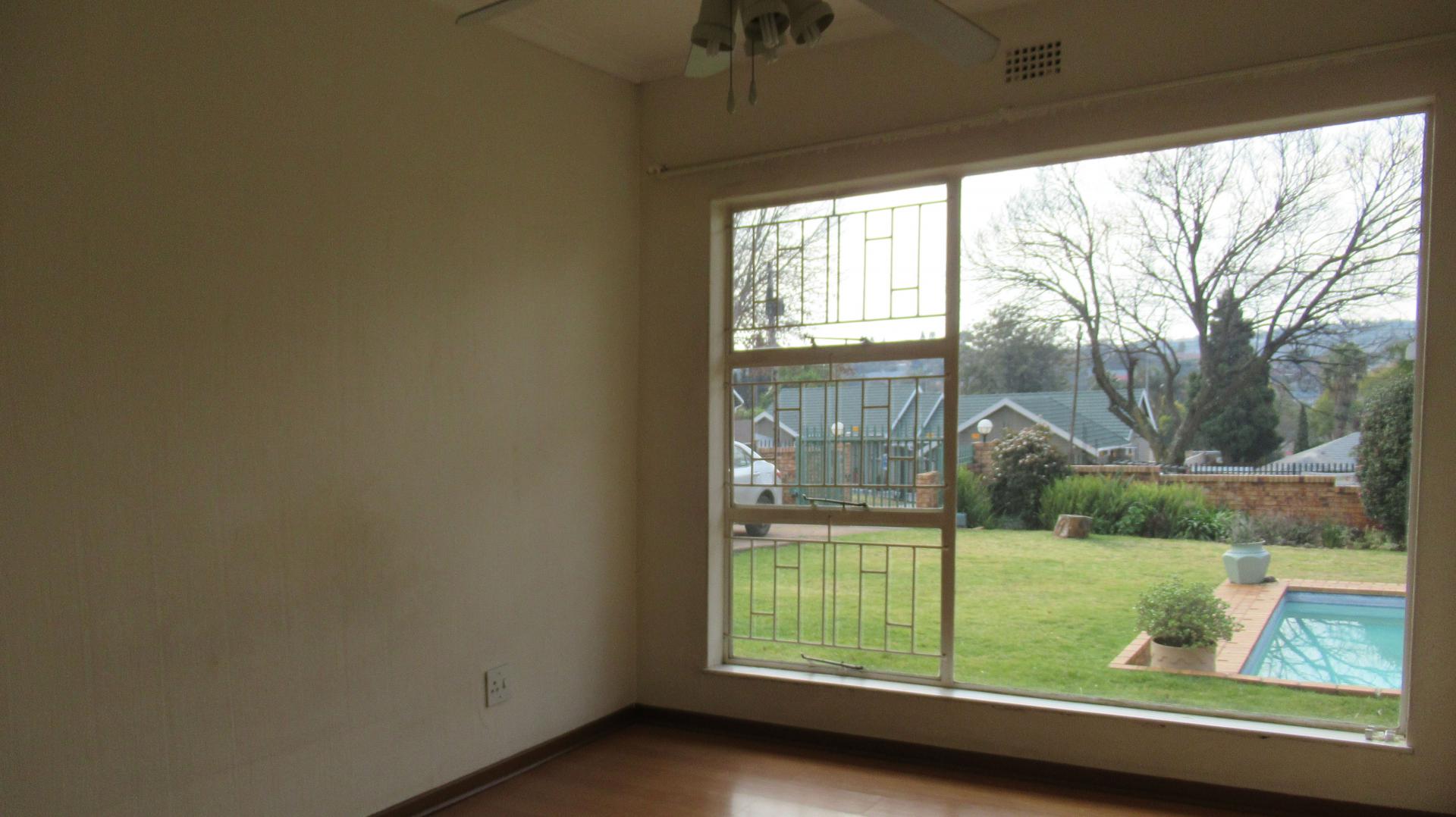 Bed Room 1 - 12 square meters of property in Helderkruin