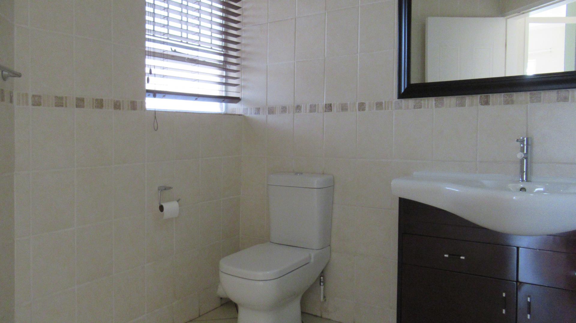 Bathroom 1 - 9 square meters of property in Helderkruin