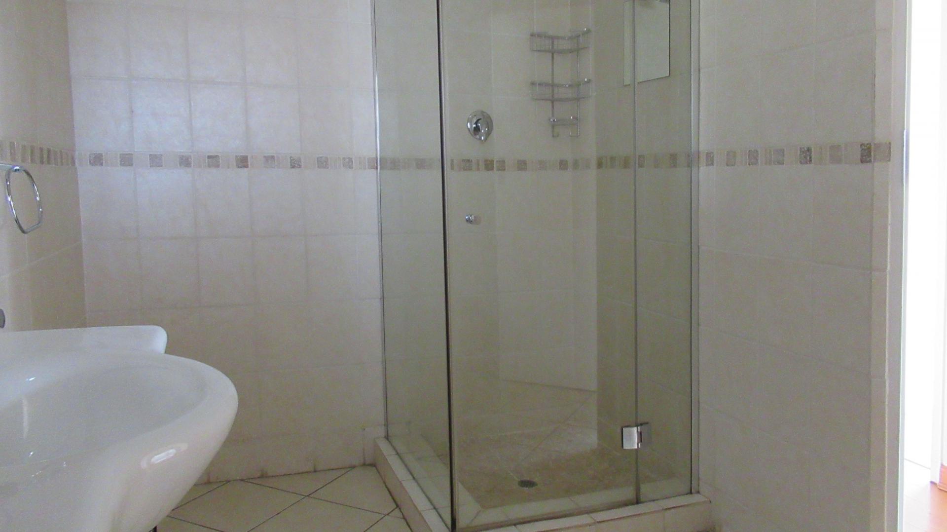 Bathroom 1 - 9 square meters of property in Helderkruin