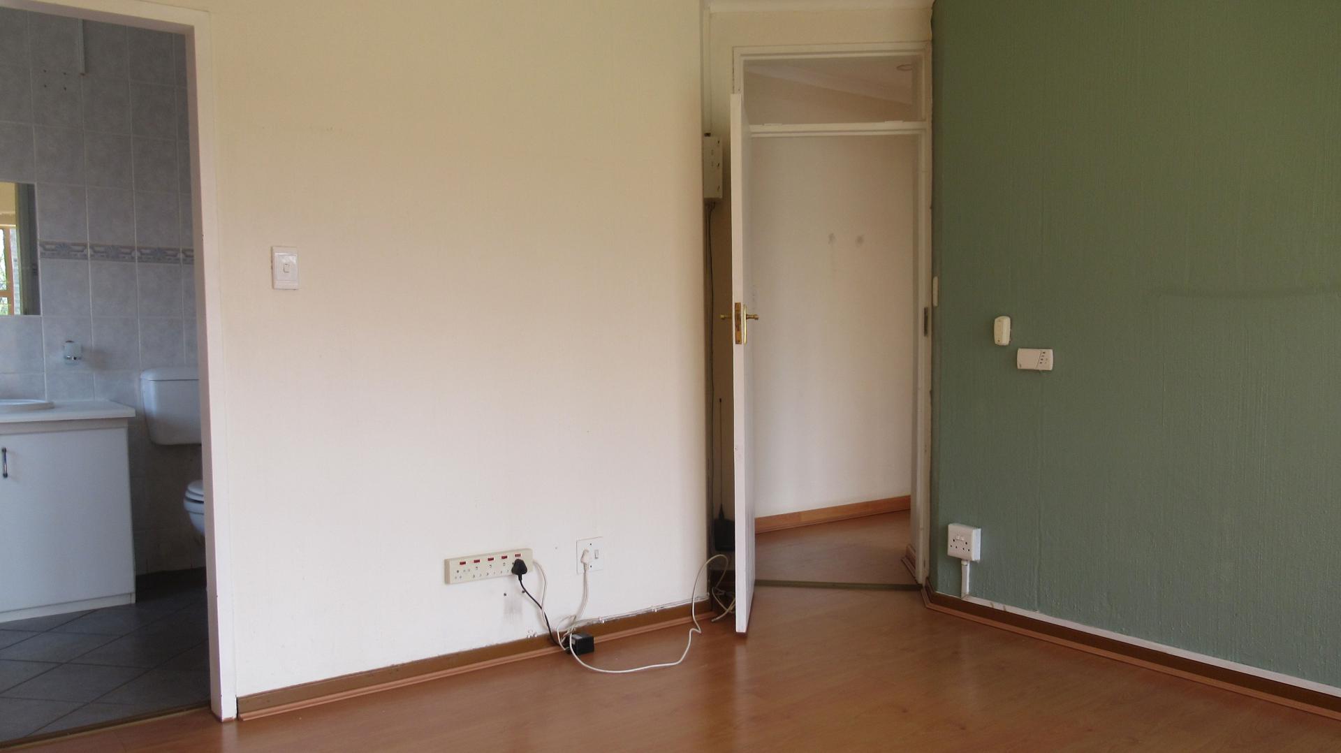 Main Bedroom - 20 square meters of property in Helderkruin