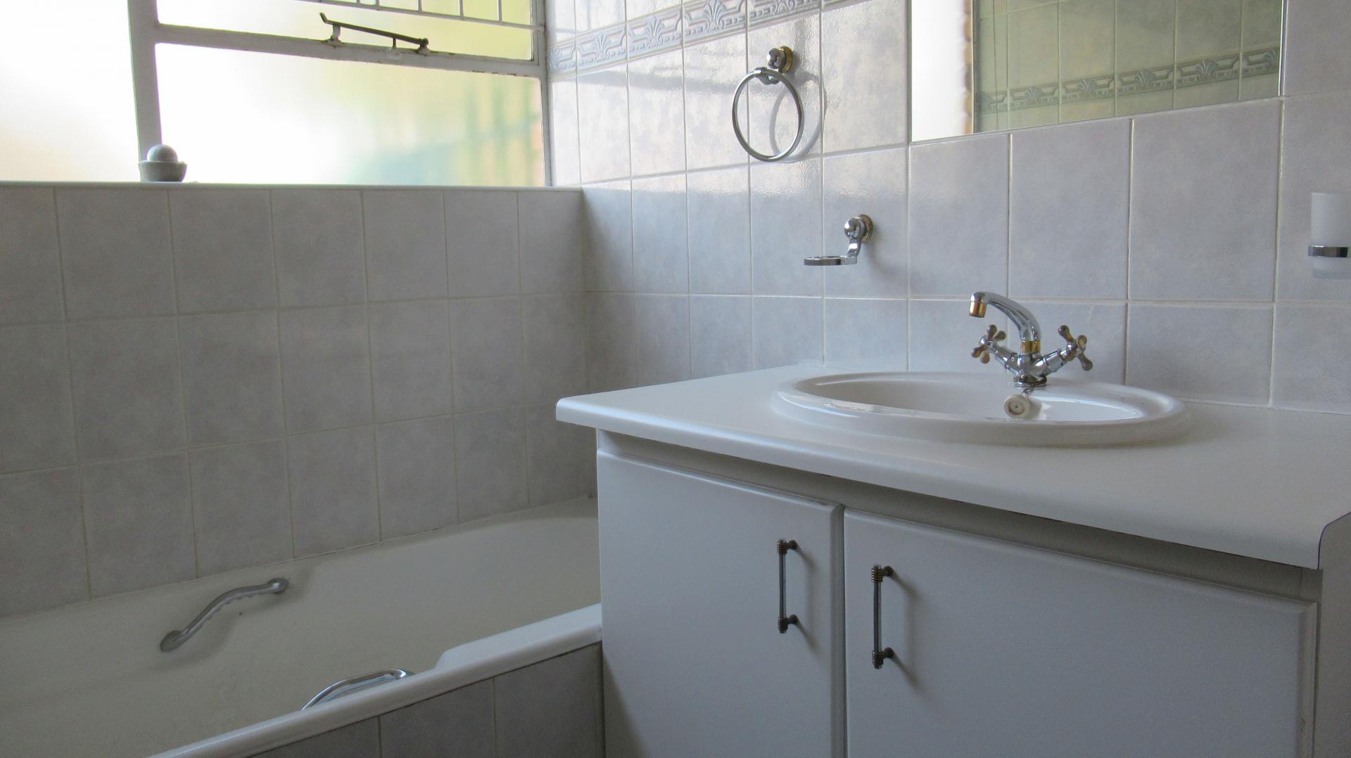 Main Bathroom - 5 square meters of property in Helderkruin