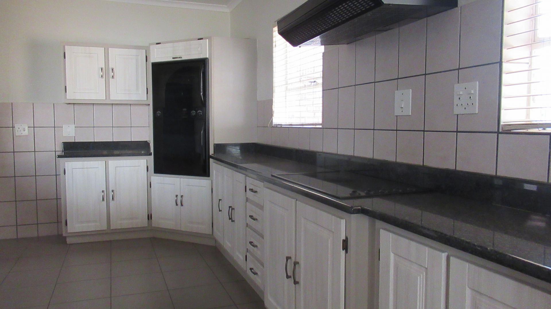 Kitchen - 21 square meters of property in Helderkruin