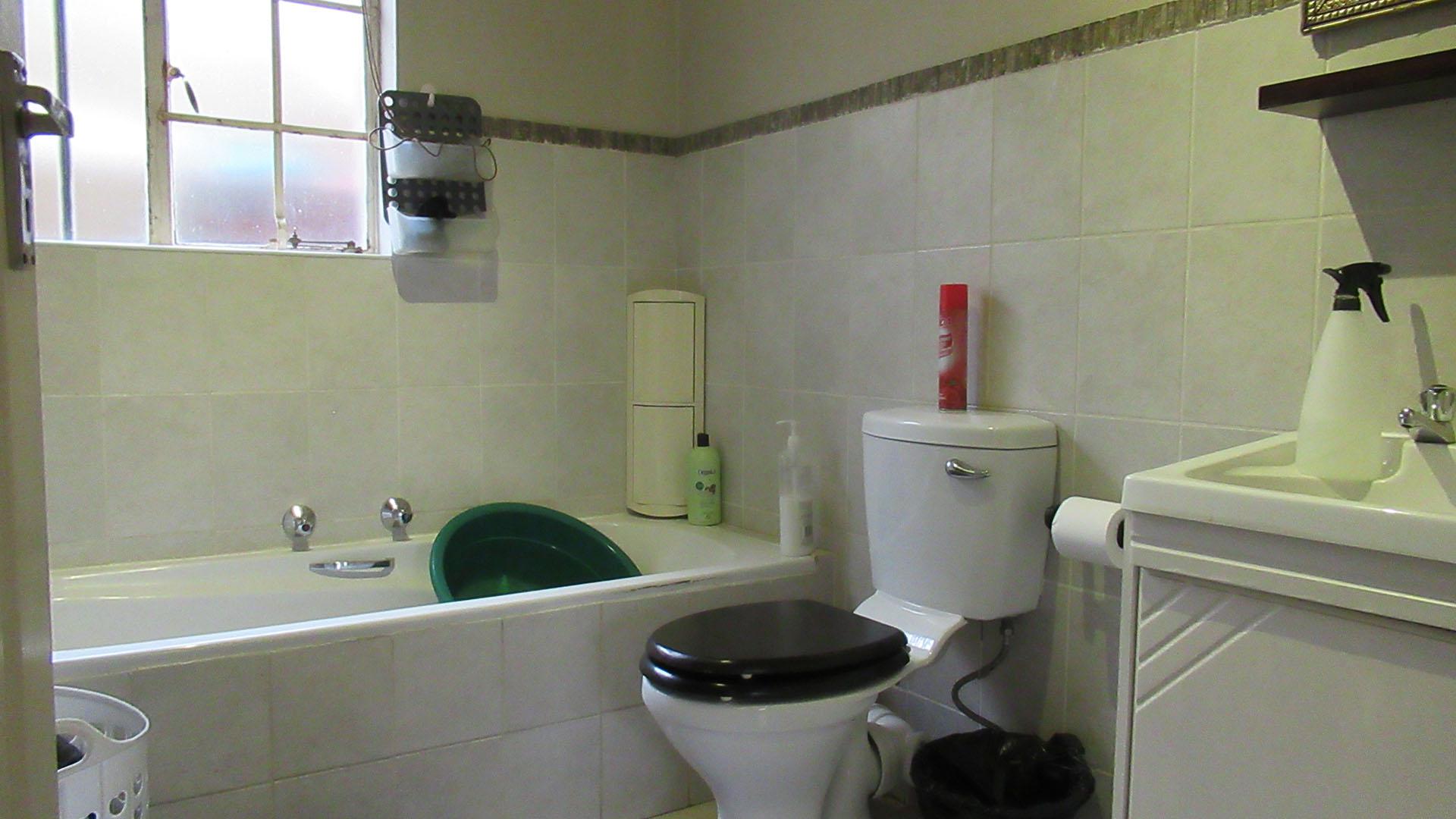 Bathroom 1 - 5 square meters of property in Northgate (JHB)