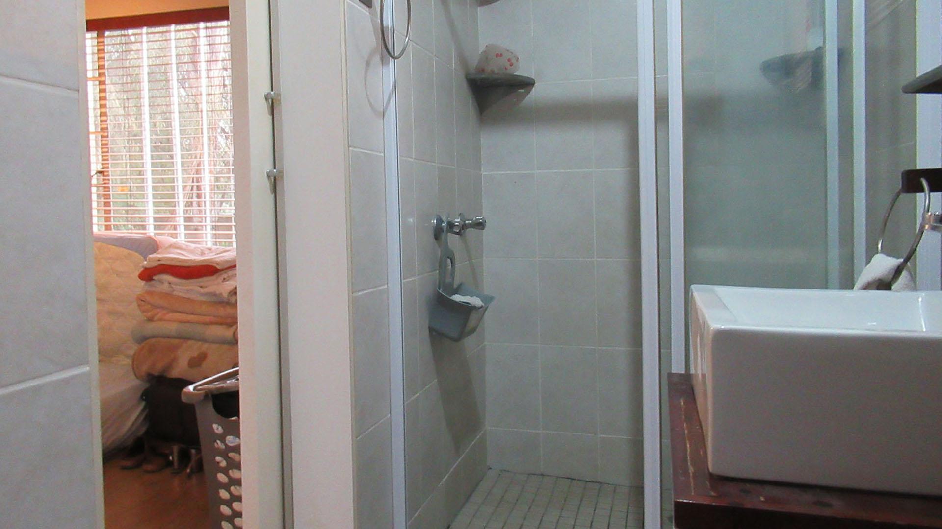 Main Bathroom - 5 square meters of property in Northgate (JHB)