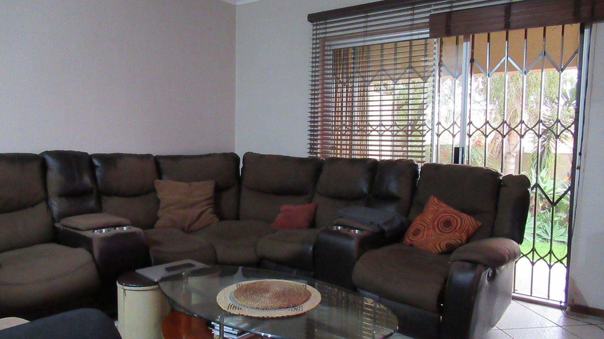 Lounges - 19 square meters of property in Northgate (JHB)