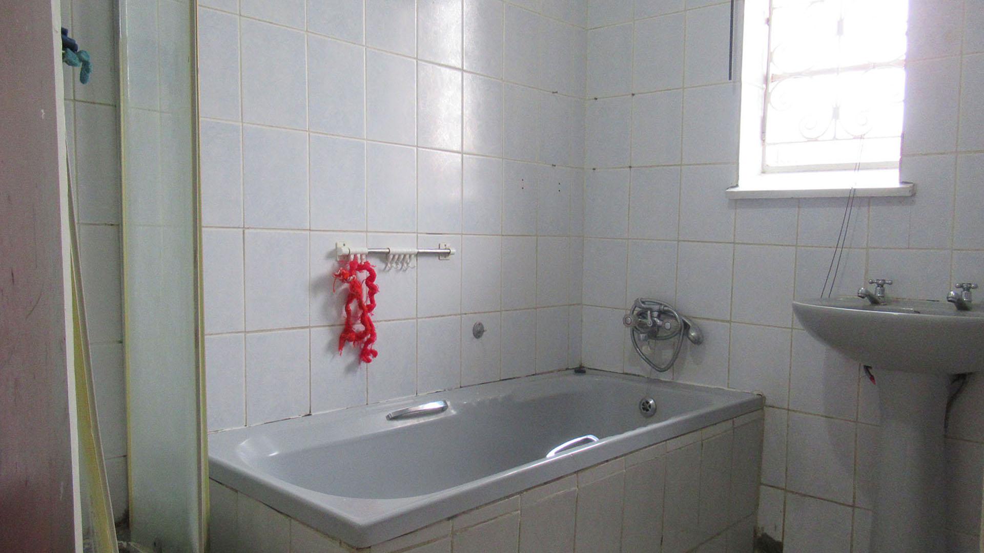 Bathroom 1 - 4 square meters of property in South Hills