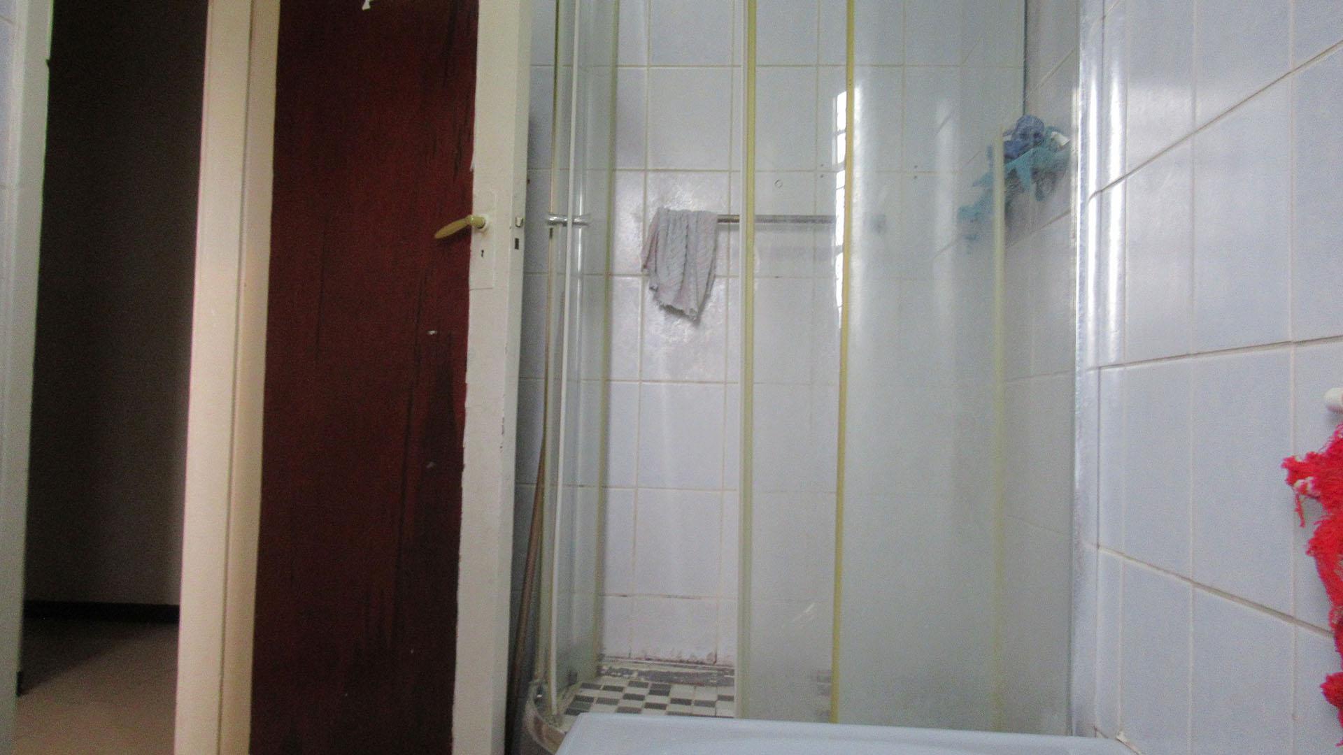 Bathroom 1 - 4 square meters of property in South Hills