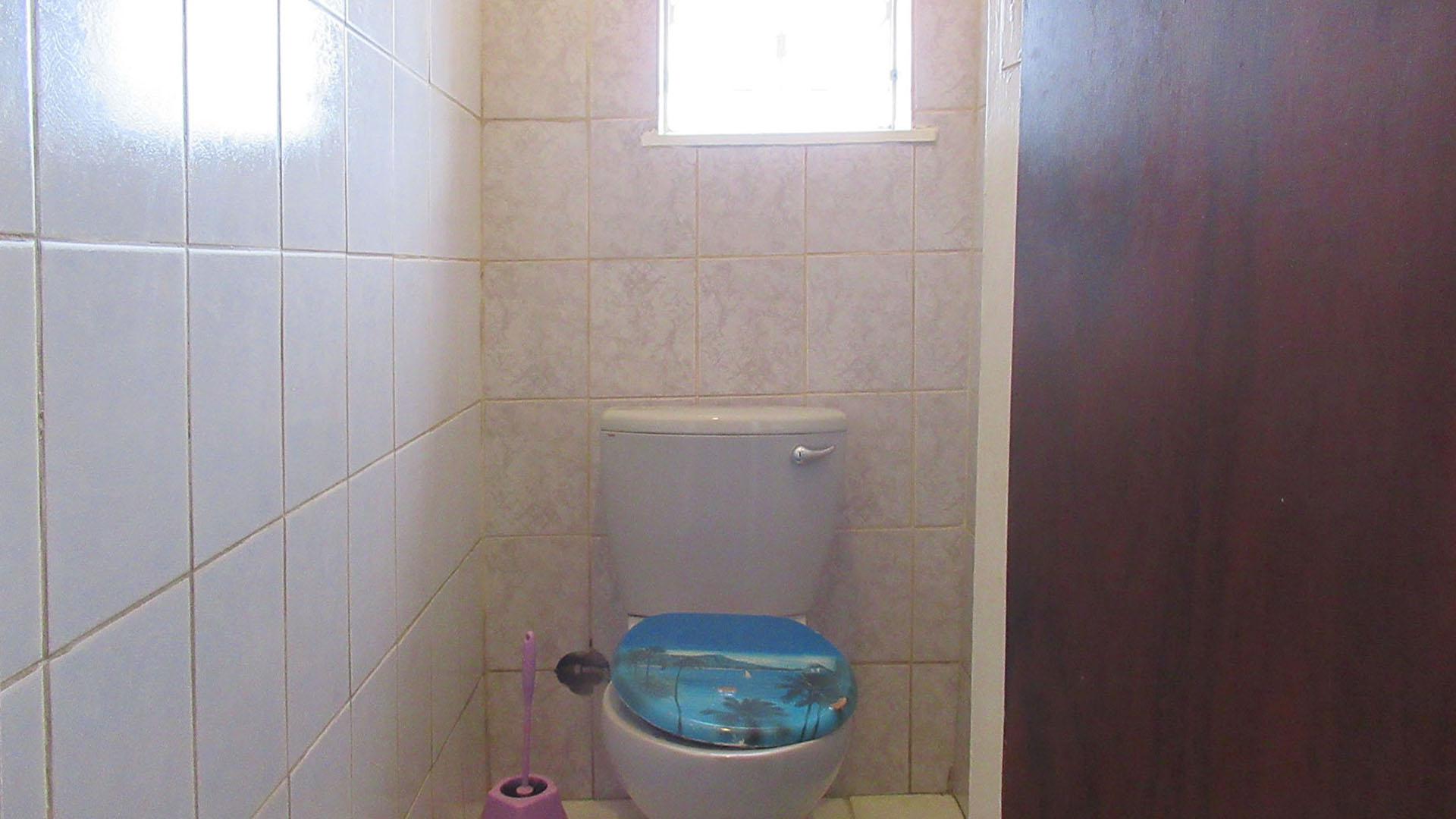 Bathroom 2 - 2 square meters of property in South Hills