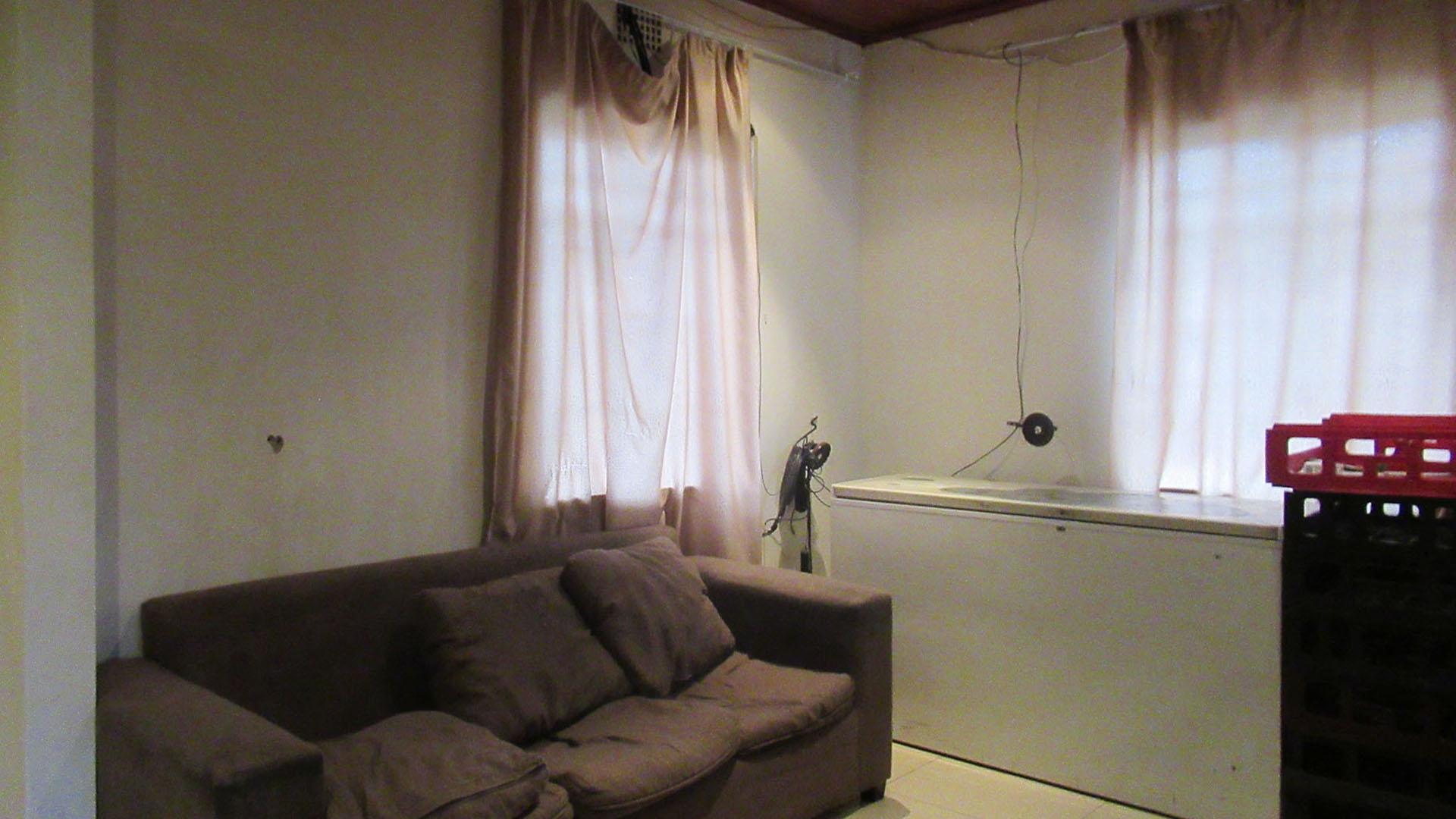 Lounges - 22 square meters of property in South Hills
