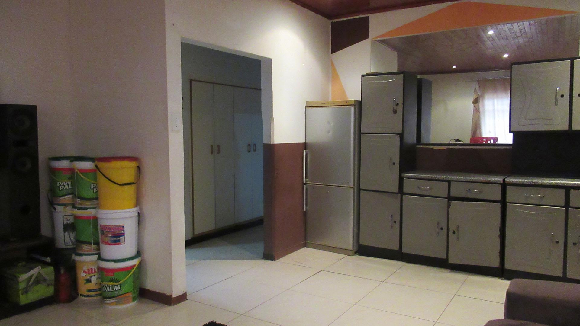 Lounges - 22 square meters of property in South Hills