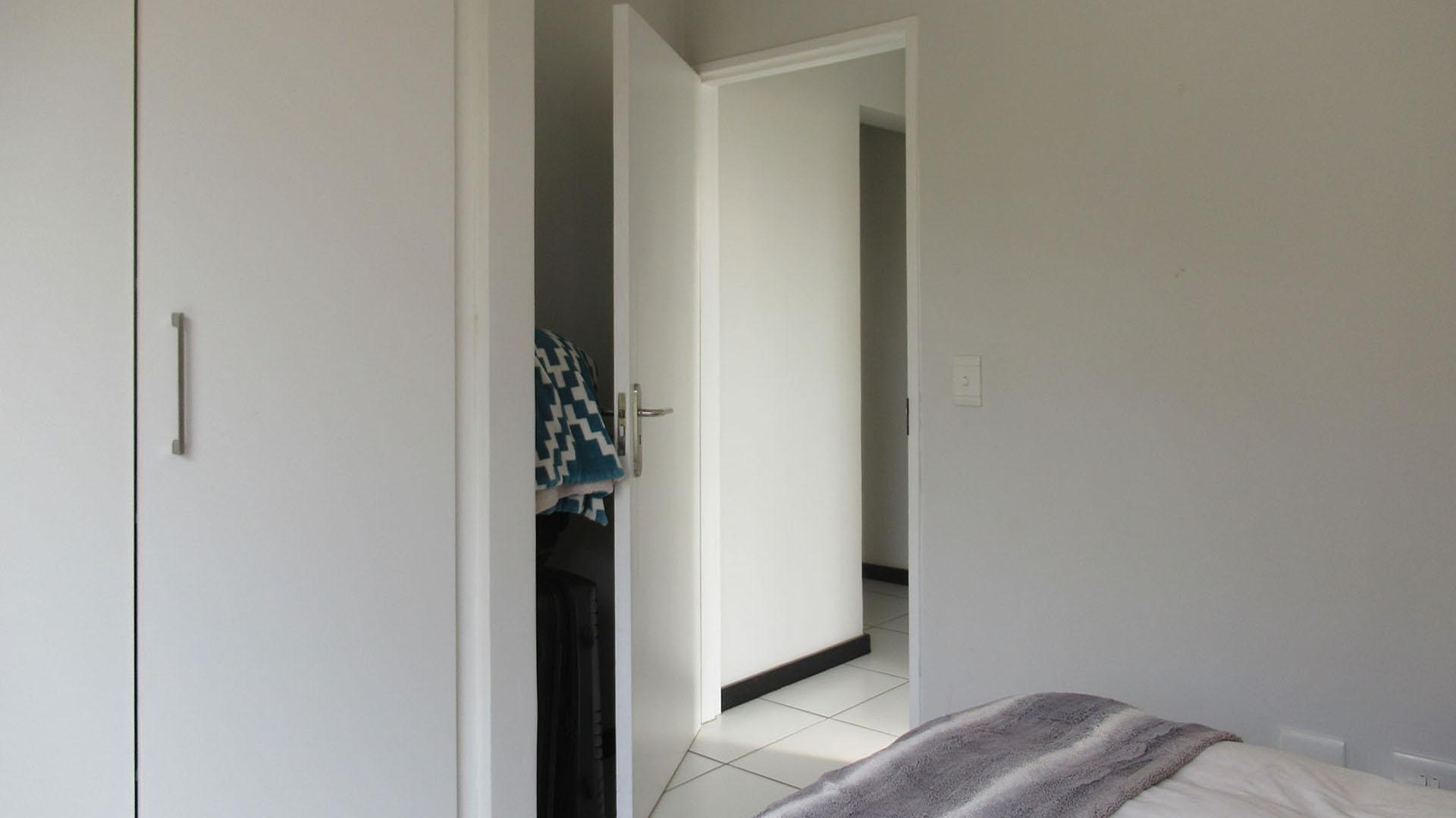 Bed Room 1 - 13 square meters of property in Barbeque Downs
