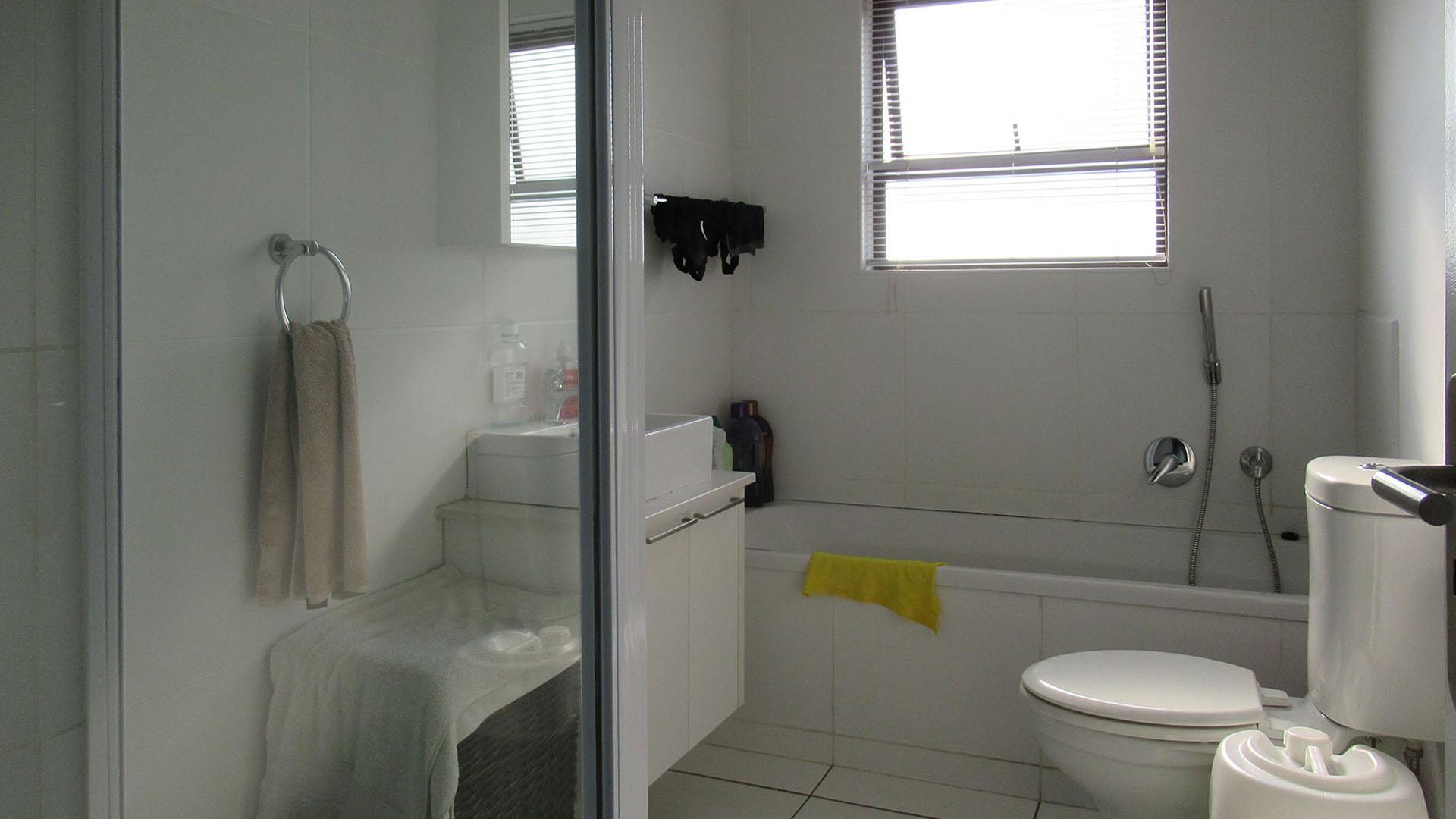 Bathroom 1 - 6 square meters of property in Barbeque Downs