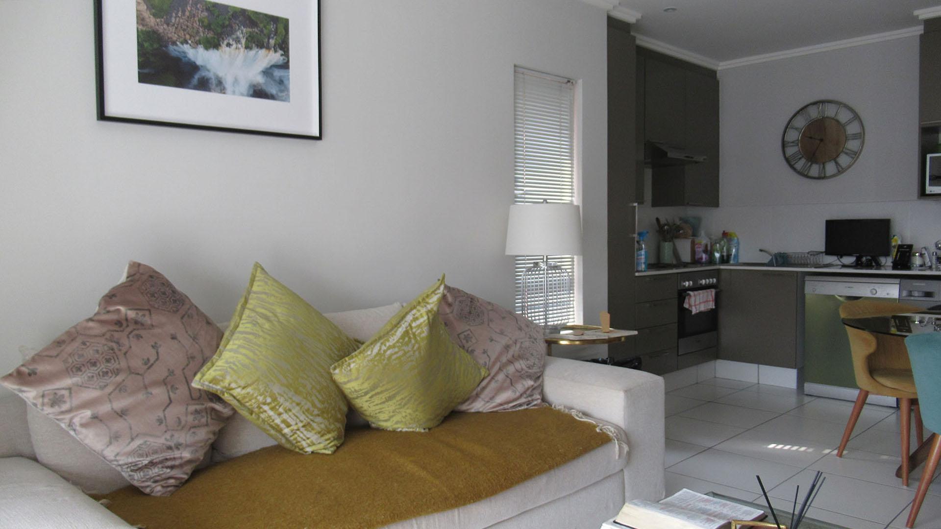 Lounges - 15 square meters of property in Barbeque Downs