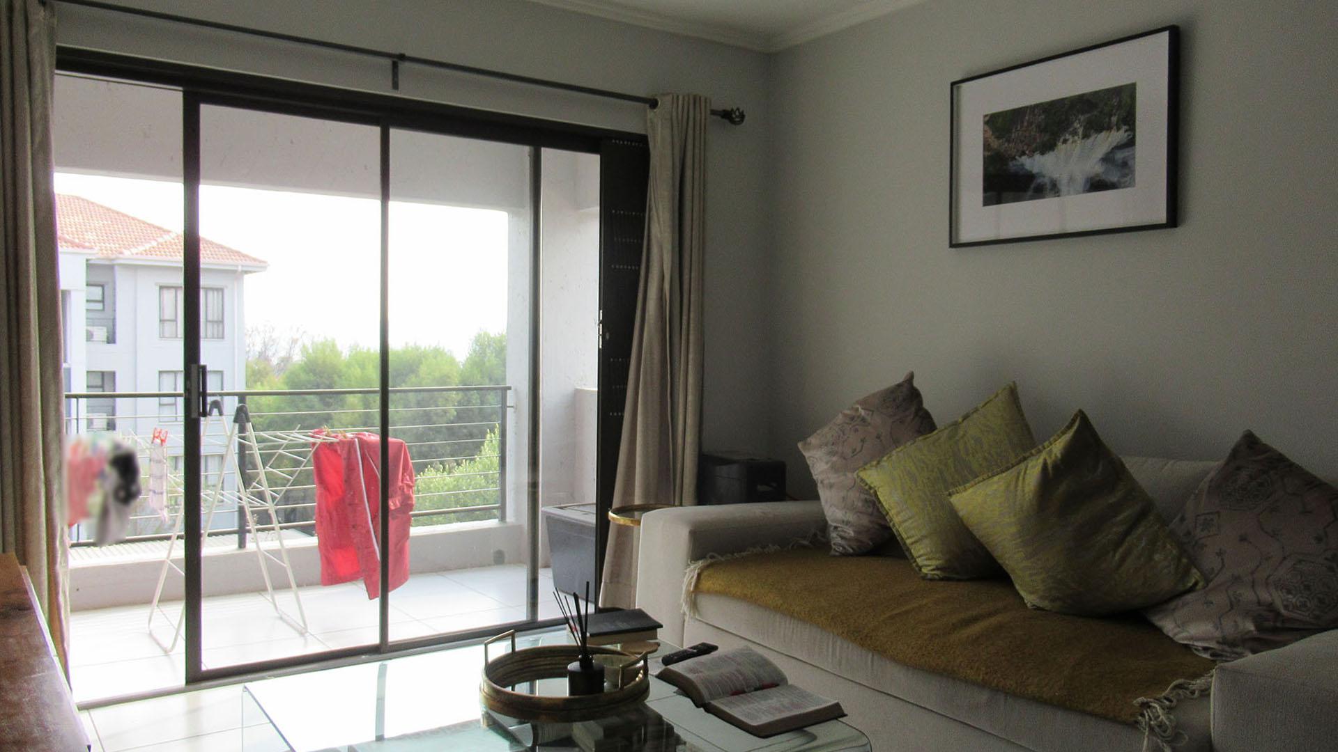 Lounges - 15 square meters of property in Barbeque Downs